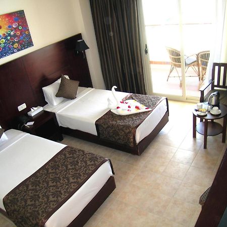 Royal Brayka Beach Resort Abu Dabbab Exterior photo
