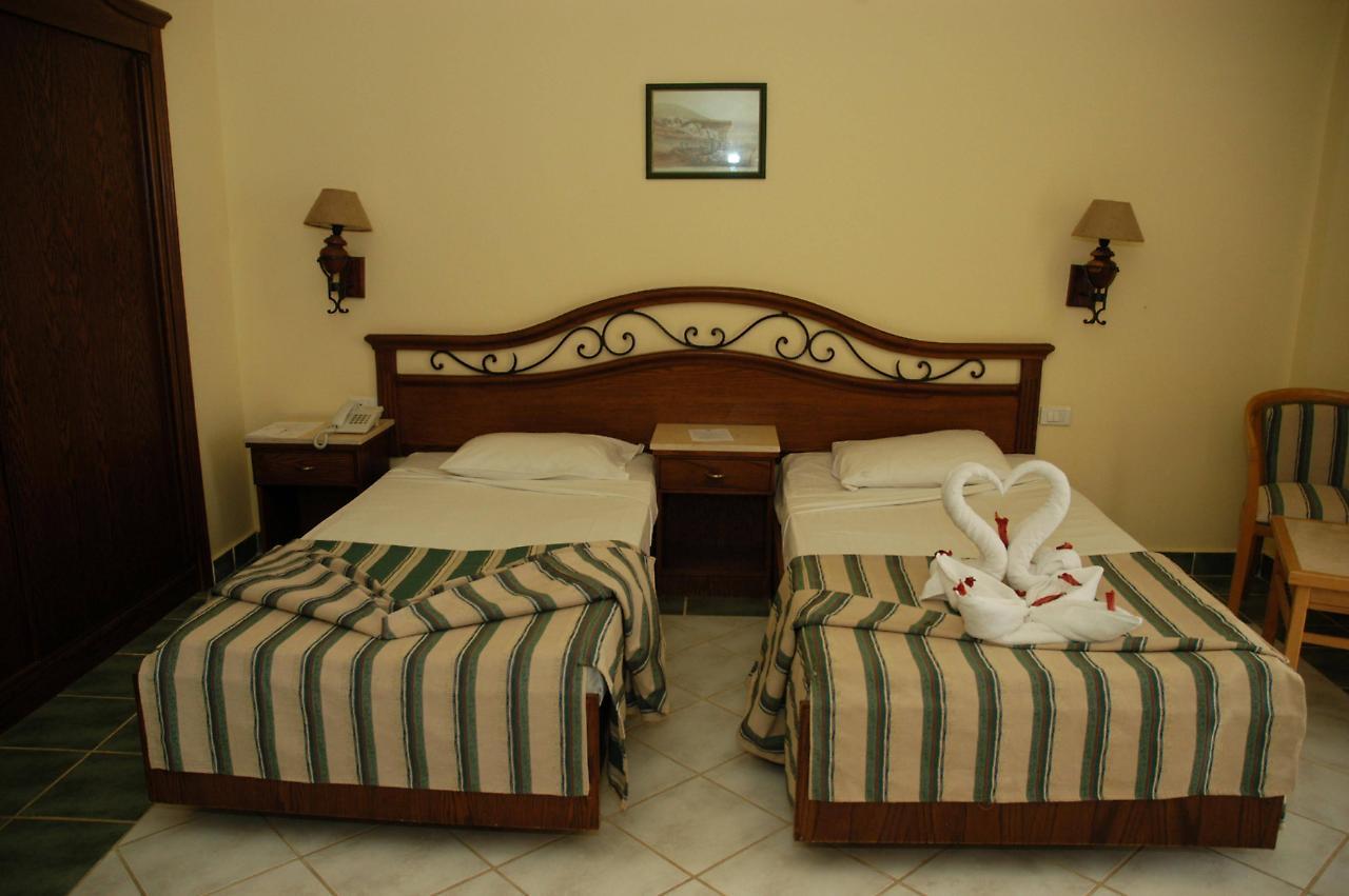 Royal Brayka Beach Resort Abu Dabbab Exterior photo