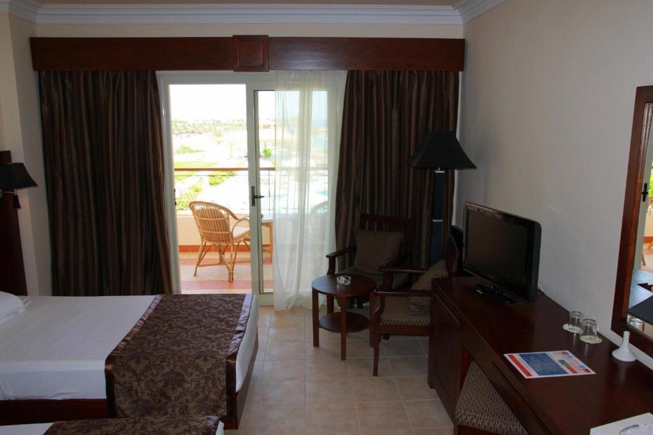Royal Brayka Beach Resort Abu Dabbab Exterior photo