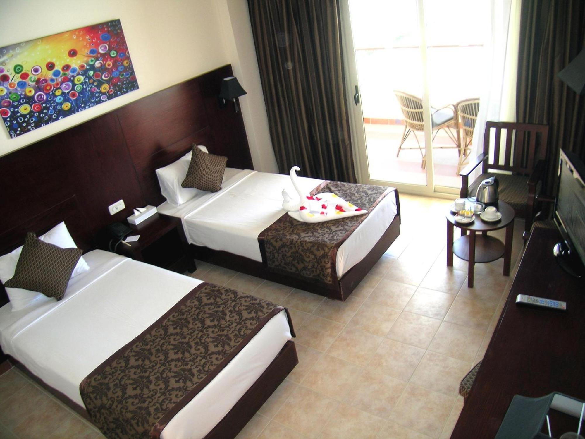 Royal Brayka Beach Resort Abu Dabbab Exterior photo