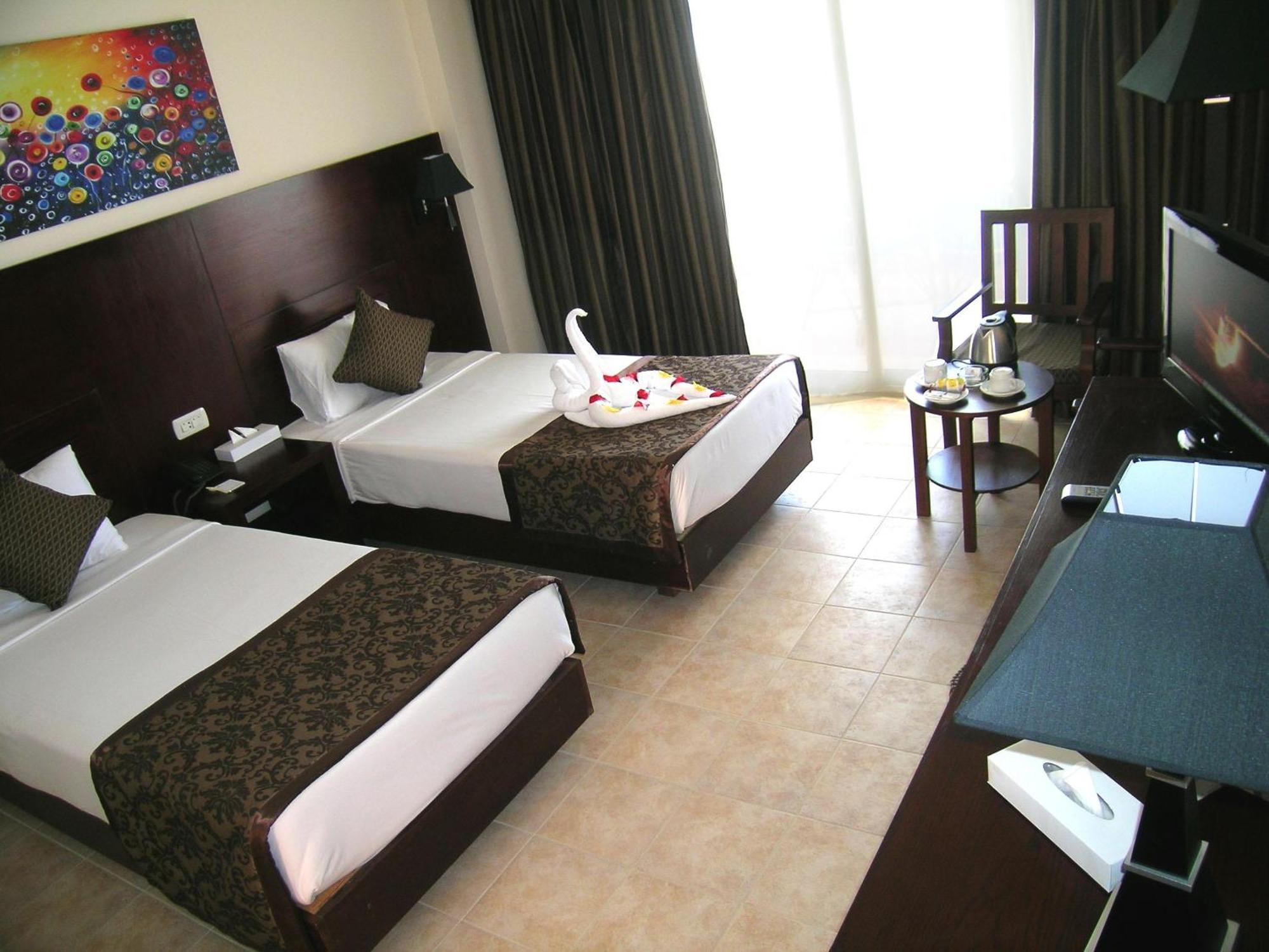 Royal Brayka Beach Resort Abu Dabbab Exterior photo