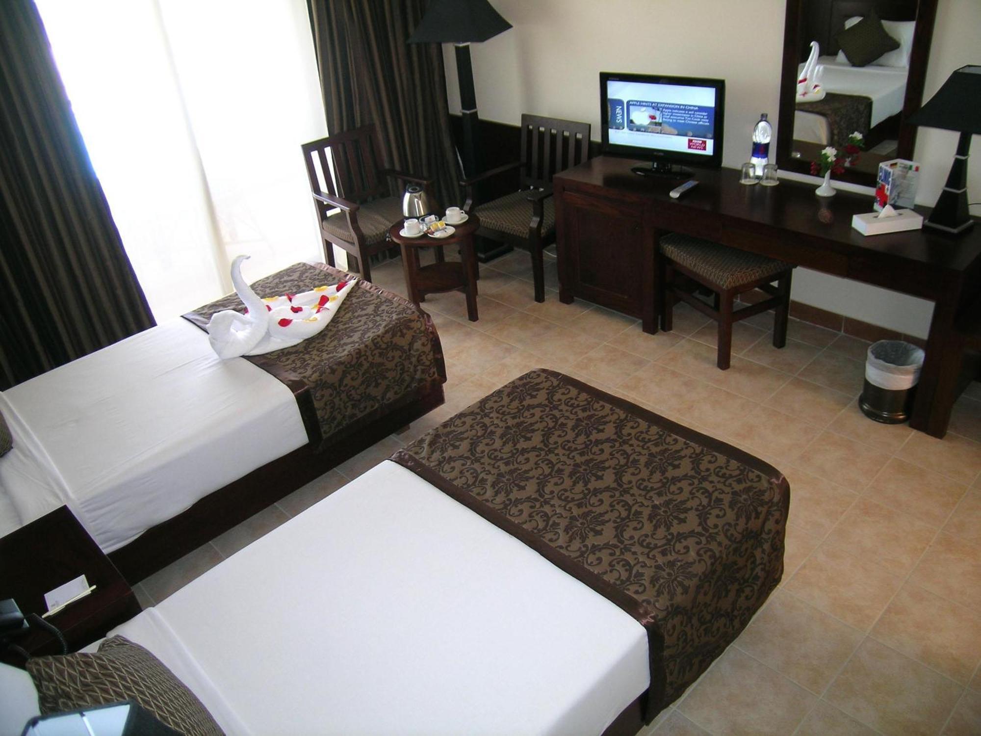 Royal Brayka Beach Resort Abu Dabbab Exterior photo