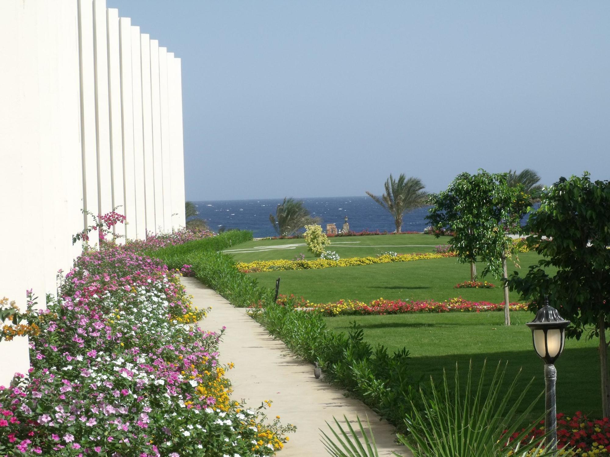 Royal Brayka Beach Resort Abu Dabbab Exterior photo